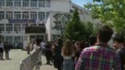 Cozi la secțiile de votare din țară. Studenții au mers la urne de la primele ore: „Astăzi votăm pentru educație”
