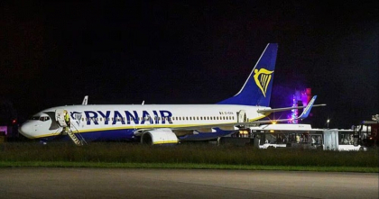 Incident grav pe un aeroport din Grecia. O aeronavă Ryanair a lovit o barieră după aterizare. Aripa Boeingului 737, distrusă