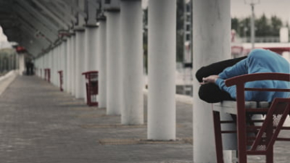 Tânărul care a renunțat la o carieră de succes ca să trăiască pe stradă cu doar 14 dolari pe lună. Ce spune despre acest stil de viață