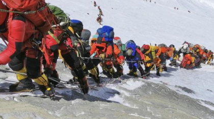 VIDEO Cozi pe Everest, la o altitudine de peste 8.800 de metri. Ce greşeală fac alpiniştii