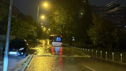 Cod roșu de ploi și în Constanța. O mașină a fost luată de ape, cu o persoană blocată pe capotă FOTO