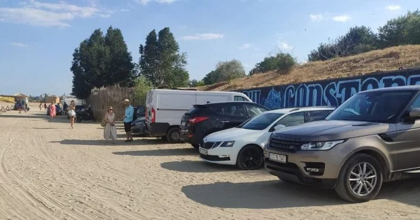 Plajele din Constanța, invadate de mașini. Pe cine nu au voie polițiștii să sancționeze: „Am primit o listă cu 900 de numere de înmatriculare”