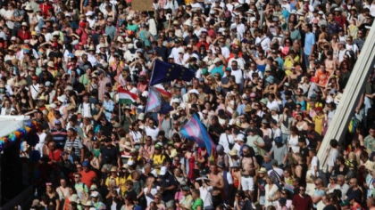 Sute de mii de oameni la Pride în Budapesta, în ciuda protestelor radicalilor de dreapta și a schimbării traseului