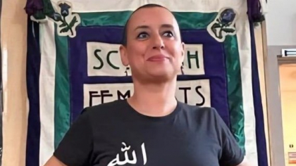 Libertatea ca insultă. Activistă feministă, trimisă la închisoare pentru că a purtat un tricou pe care scria „Allah este lesbiană”