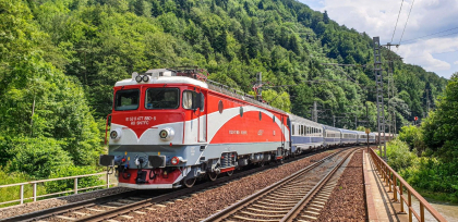 Prahova: Degajări de fum la locomotiva unui tren de călători, la Sinaia / Aproximativ 120 de persoane, evacuate