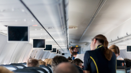 Cât câștigă o stewardesă în 2025. Ce salarii oferă Emirates, Wizz Air, Ryanair sau Tarom