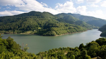 Sute de seringi și fiole au fost găsite pe malul unui lac din România