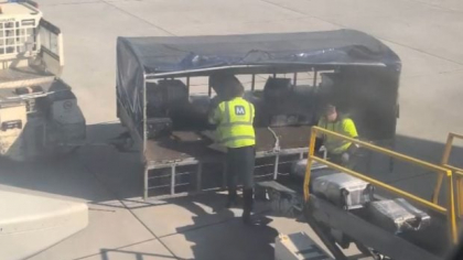 „Bagajul meu nou-nouț a ajuns spart. Rușine!”: scandalizați, pasagerii de pe aeroportul din Cluj cer explicații | VIDEO