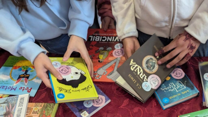 CarteTeca 2025: 250.000 lei pentru 50 de biblioteci școlare. Libris și Salvați Copiii România dau startul înscrierilor pentru cea de-a 7-a ediție