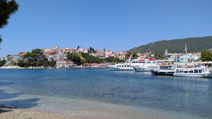 Descoperă Skiathos, o insulă verde cu plaje de vis și ospitalitate autentic grecească