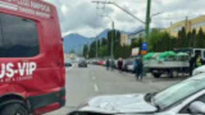 Accident între un microbuz şi un autoturism, în Braşov. 10 copii şi 3 adulţi au fost transportaţi la spital