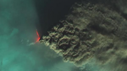 Vulcanul rusesc cu „coarne de diavol”. Cum se vede din satelit erupția la 4.700 de metri altitudine