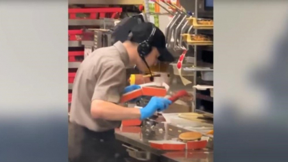 Moment dezgustător filmat într-un fast-food. Un angajat scuipă în mâncare după un conflict cu clientul său privind comanda