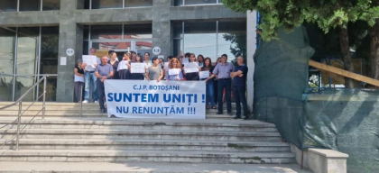 Proteste la mai multe Case de Pensii din ţară, inclusiv în Bucureşti: „Vrem dreptate, nu renunţăm”