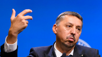 Cu susu-n jos: cu o zi înainte să anunţe cum şi cât taie din burse, Ministerul Educaţiei a publicat un raport care propune creşterea cuantumului bursei şi extinderea burselor de merit şi rezilienţă la nivelul primar. Bursele au crescut prezenţa la ore şi au contribuit la reducerea absenteismului în rândul elevilor