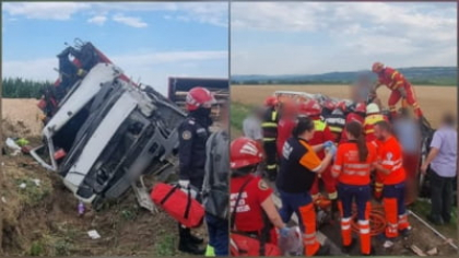 Impact violent între un microbuz şi un camion, în Suceava. Cinci oameni au ajuns la spital cu diferite traumatisme VIDEO