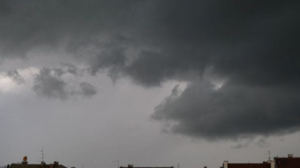 Cod roșu de ploi torențiale în București și 5 județe, de marți seară. Fenomene meteo extreme în jumătate de țară