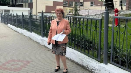 „Toți ne naștem proști. Dar nu trebuie să murim tot proști”. Povestea femeii care a luat BAC-ul la 75 de ani