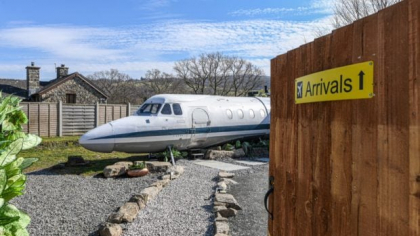 Un avion privat din anii ’70 a fost transformat într-un loc de cazare cu două dormitoare. Cum arată Airbnb-ul în care s-au investit peste 100.000 euro