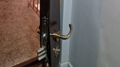 Mascații din Călărași au spart ușa greșită și au intrat peste o familie îngrozită și nevinovată, într-un apartament. Ce spune Poliția