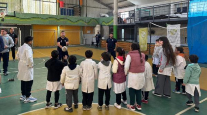 Ambasada României în Uruguay a primit naţionala de rugby a României la Montevideo. Stejarii au jucat o partidă la Şcoala "Rumania"