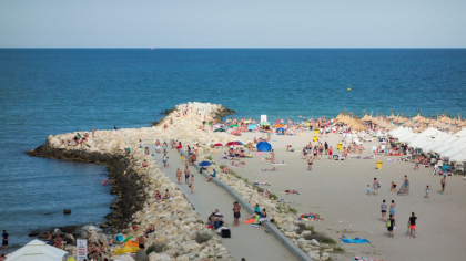 „Să pună taxă și pe costumul de baie”. O plajă din România cere 100 de lei pe zi pentru a sta pe cearșaf: „Vor să ne gonească de pe litoral?”