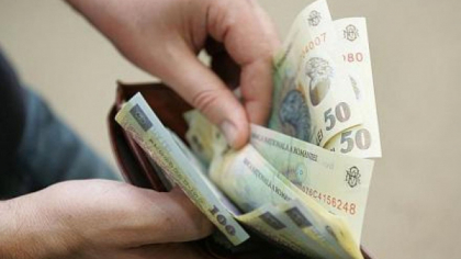 Statul încă plătește mai bine decât privatul, dar diferența se topește