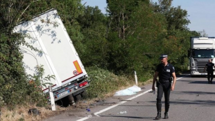 Un șofer de TIR român a lovit 5 mașini când a vrut să schimbe banda, iar două persoane au murit, pe o șosea din Italia