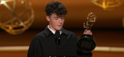 Serialul „Adolescence” a dominat Premiile Emmy 2025. La doar 15 ani, Owen Cooper a devenit cel mai tânăr laureat al galei. „Acum trei ani eram un nimeni. Acum sunt aici”