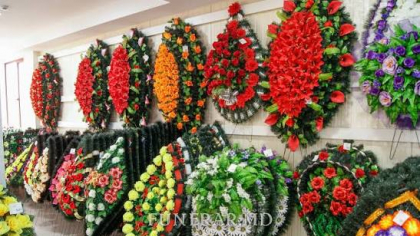 Un primar vrea interzicerea coroanelor din plastic