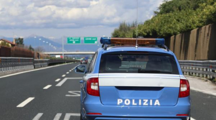 Doi hoţi români, între care o femeie însărcinată, urmăriţi ca-n filme în Italia. Ce s-a găsit în mașina lor