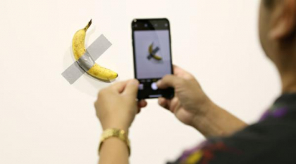 Cineva a mâncat din nou banana de 6,2 milioane de dolari a lui Maurizio Cattelan, dintr-un muzeu din Franța. Artistul a reacționat