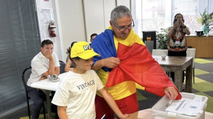 Silviu Oprea a votat în Australia, înfășurat în tricolor și cu fiica cea mică de mână. Ce a pățit când a cumpărat o fermă în România: „«La 10.30 vii? Nu vezi ca bem cafeaua!». Ăsta e motivul pentru nu ne întoarcem acasă”