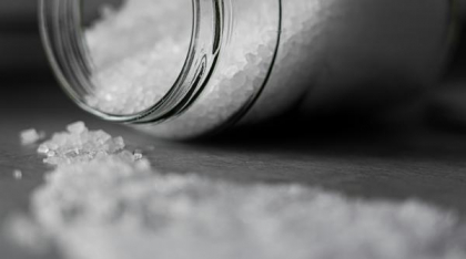 Românii adoră mâncarea sărată. Unde se ascunde sarea pe care nu o vedem, dar o consumăm zilnic