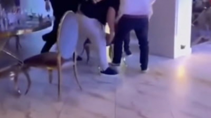 Bătaie cu scaune și cuțite la o nuntă din Craiova. Doi interlopi și-au reglat conturile în fața invitaților VIDEO