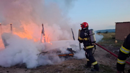 Un bebeluș de 8 luni a murit după ce locuința familiei sale a fost cuprinsă de flăcări. Părinții au lăsat o candelă aprinsă