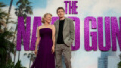 Pamela Anderson, gest neașteptat față de Liam Neeson la premiera filmului „The Naked Gun”. GALERIE FOTO