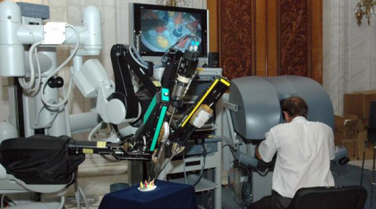 Robotul Da Vinci de la Spitalul Judeţean Bistriţa a făcut cea de-a 100-a operaţie. "Un pas uriaş pentru medicina din judeţ"