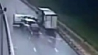 Momentul în care microbuzul plin cu oameni intră într-un TIR, pe A1. 11 oameni au fost răniți