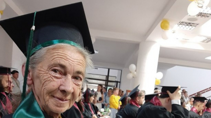 O femeie din Sfântu Gheorghe a absolvit facultatea la 73 de ani: „Profesorii nu m-au lăsat, colegii m-au susținut”