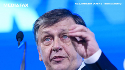 Primele declaraţii ale lui Crin Antonescu, la închiderea urnelor: victoria în alegeri nu este decisă decât la finalul numărării tuturor voturilor, iar atunci nu trebuie să se uite că toţi „suntem concetăţeni şi fiii aceleiaşi ţări”