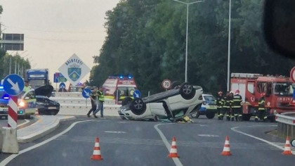 „A murit de la Mercedes”, la Balotești. Șoferul unui SUV de lux răsturnat de un Logan a fost aruncat prin trapă