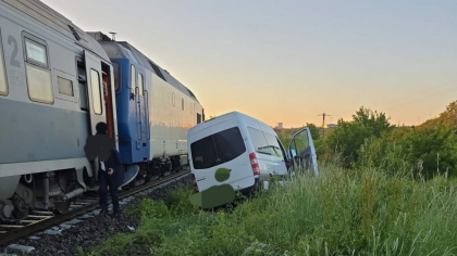 Argeș: Accident între un tren și un microbuz cu 11 persoane