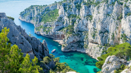 Orășelul fermecător din Europa care rivalizează cu Maldive. E considerat o bijuterie ascunsă, are peisaje spectaculoase, plaje neaglomerate cu pietriș și ape limpezi