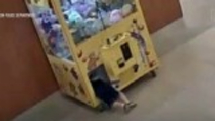Momentul în care un copil rămâne blocat într-un aparat cu jucării într-un mall din Ohio. Micuțul era nesupravegheat