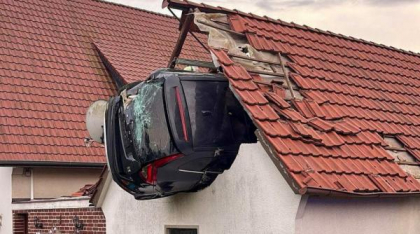 Accident grav în Germania. O maşină în care se aflau 3 copii şi 2 adulţi a derapat şi a fost proiectată în acoperişul unui hambar