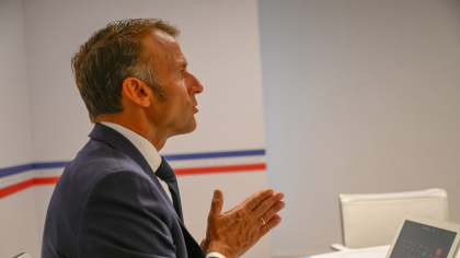 Președintele unui țări evacuat cu ajutorul lui Macron după ce poporul și armata s-au întors împotriva sa