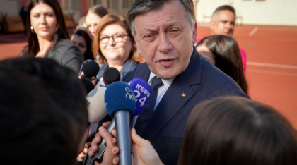 Crin Antonescu, la închiderea urnelor: Să nu uităm că suntem fiii aceleiași țări