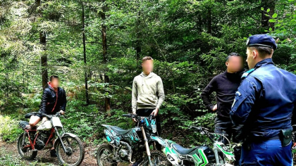 Zece persoane amendate pentru acces ilegal cu ATV-uri, motociclete și mașini în pădurile din Bacău