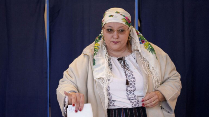 Diana Șoșoacă, delir în secția de votare. A jignit toți candidații: „Un securist împuțit”. Apoi a arătat cu cine votează: „Puteți să îmi dați amendă cât vreți” VIDEO